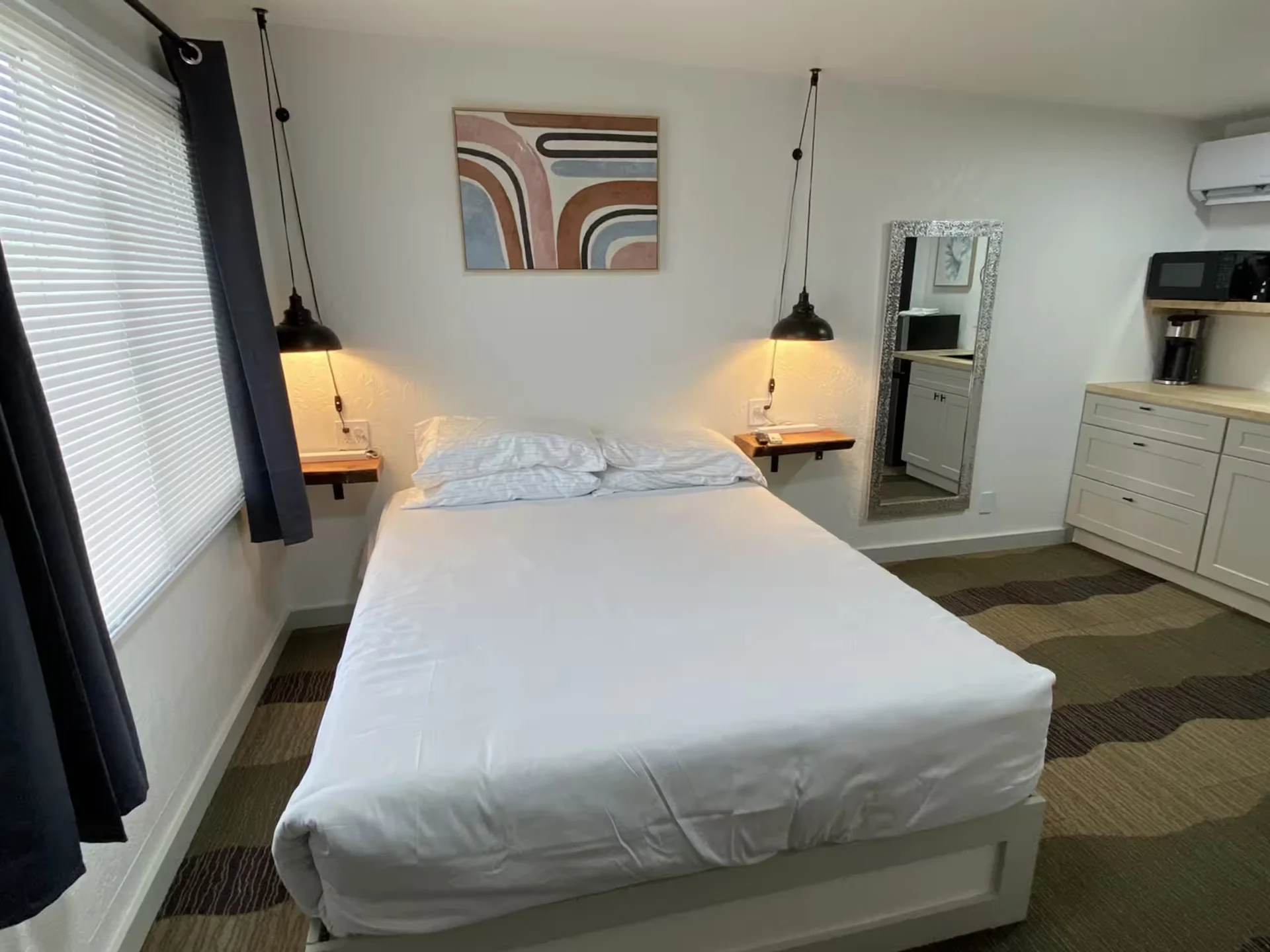 Single queen room at Silverwood Lodge in Athol Idaho
