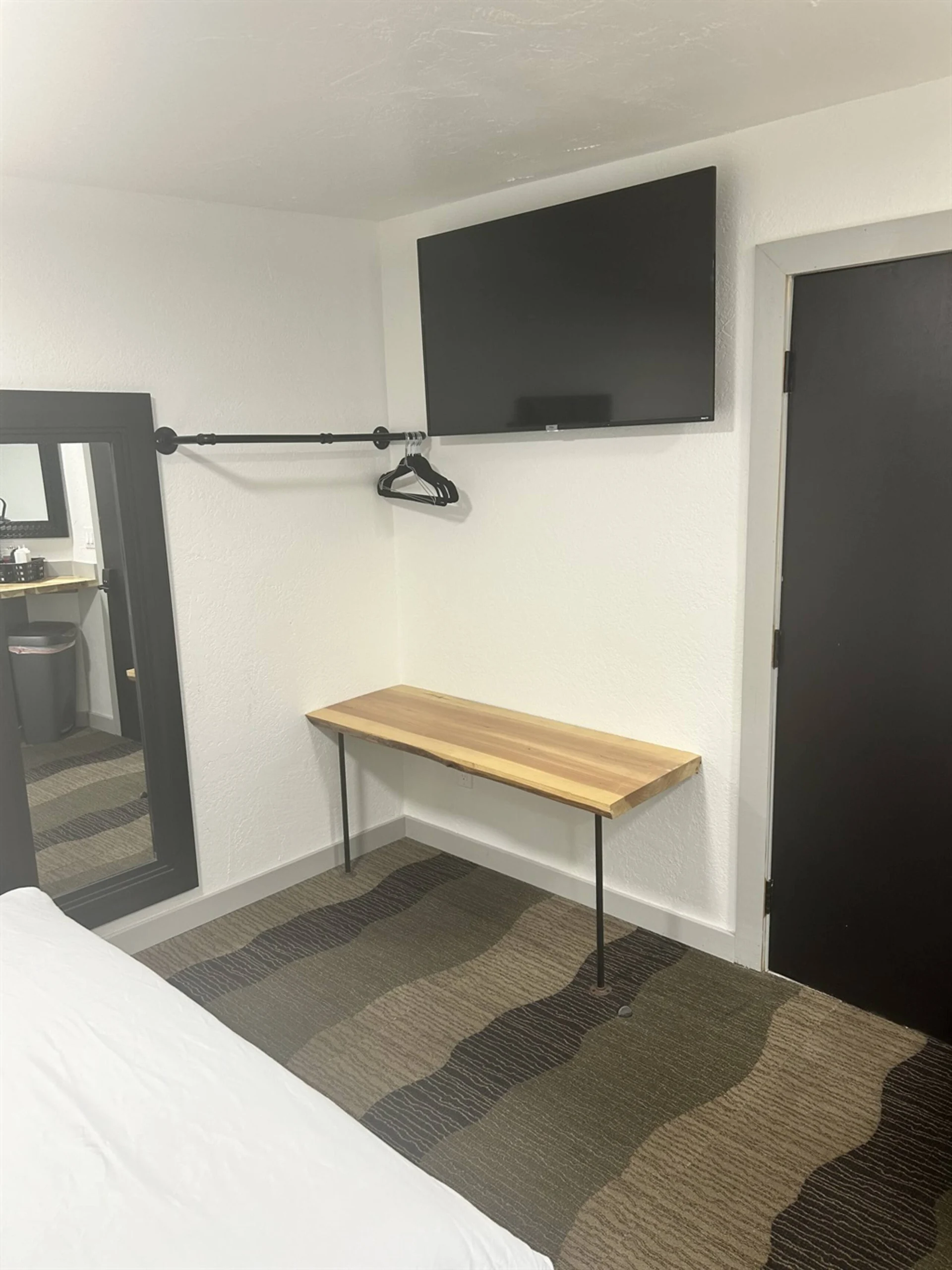 Smart TV and bench in a Single Queen room at Silverwood Lodge